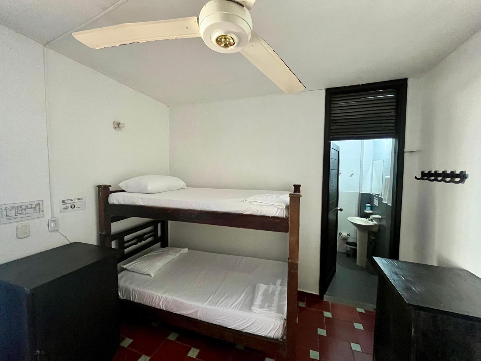 Sana Mar & Eco-cafe Hostel *