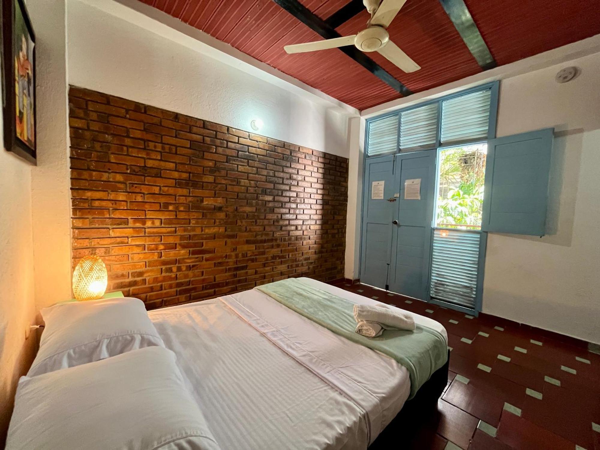 Hostel Sana Mar & Eco-cafe *