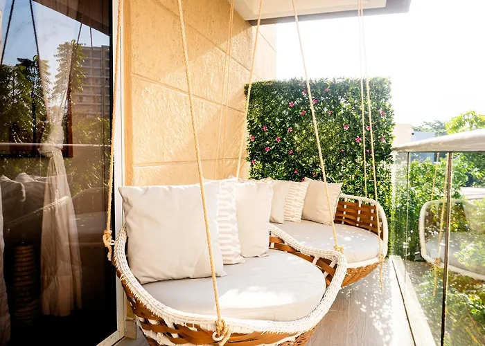 Pet-Friendly Pool Retreat With Luxury Hot Showers