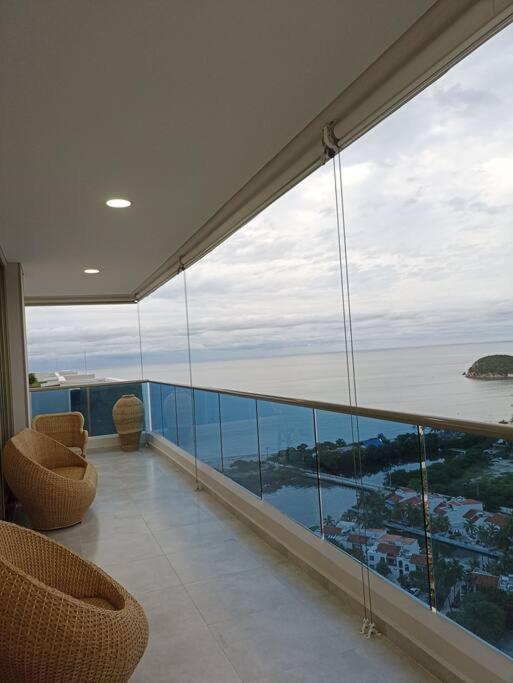En Piso 20 Con Vista Espectacular Al Mar, Sierra Nevada Y Jardín Privado En Apartamento