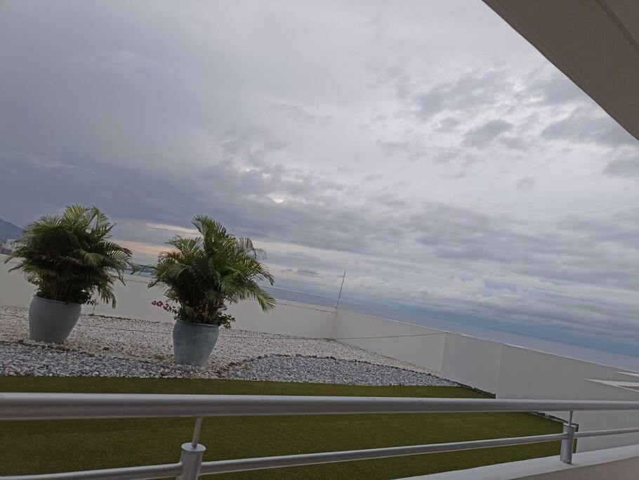 Apartamento En Piso 20 Con Vista Espectacular Al Mar, Sierra Nevada Y Jardín Privado En