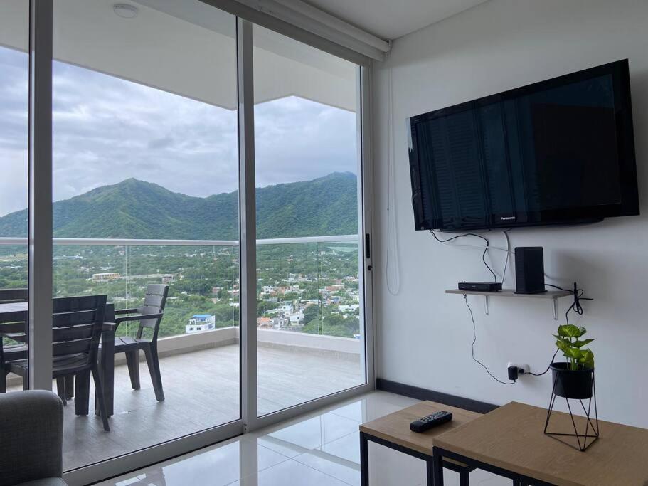 Modern Well-equipped 4 Ppl Condo/5 Min Beach Walk *