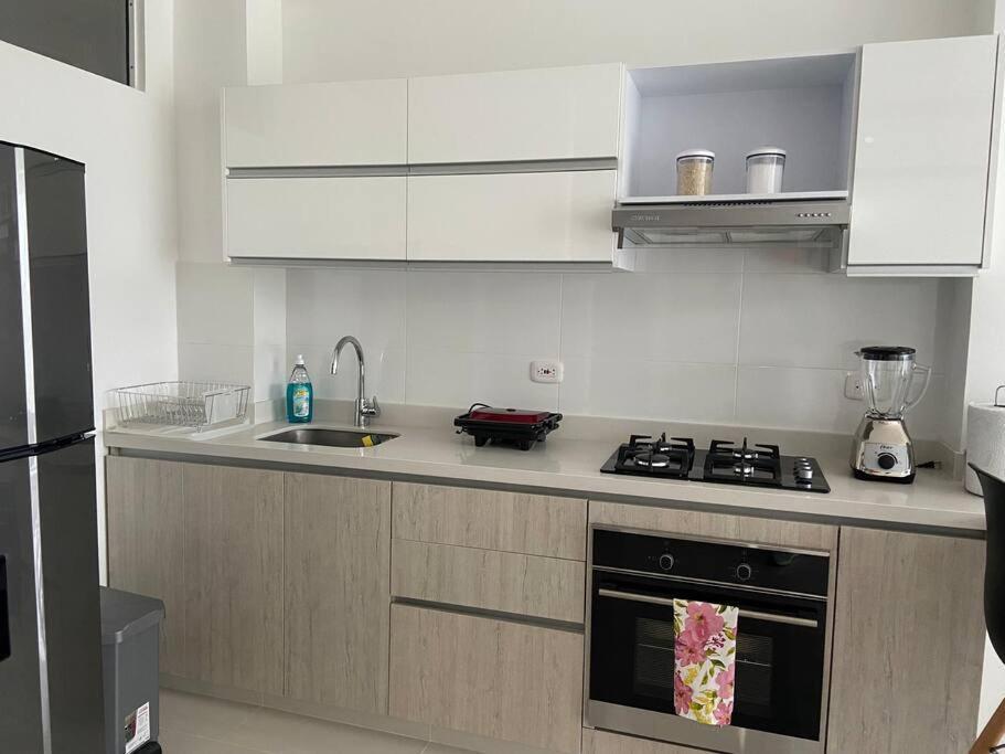 Modern Well-equipped 4 Ppl Condo/5 Min Beach Walk *