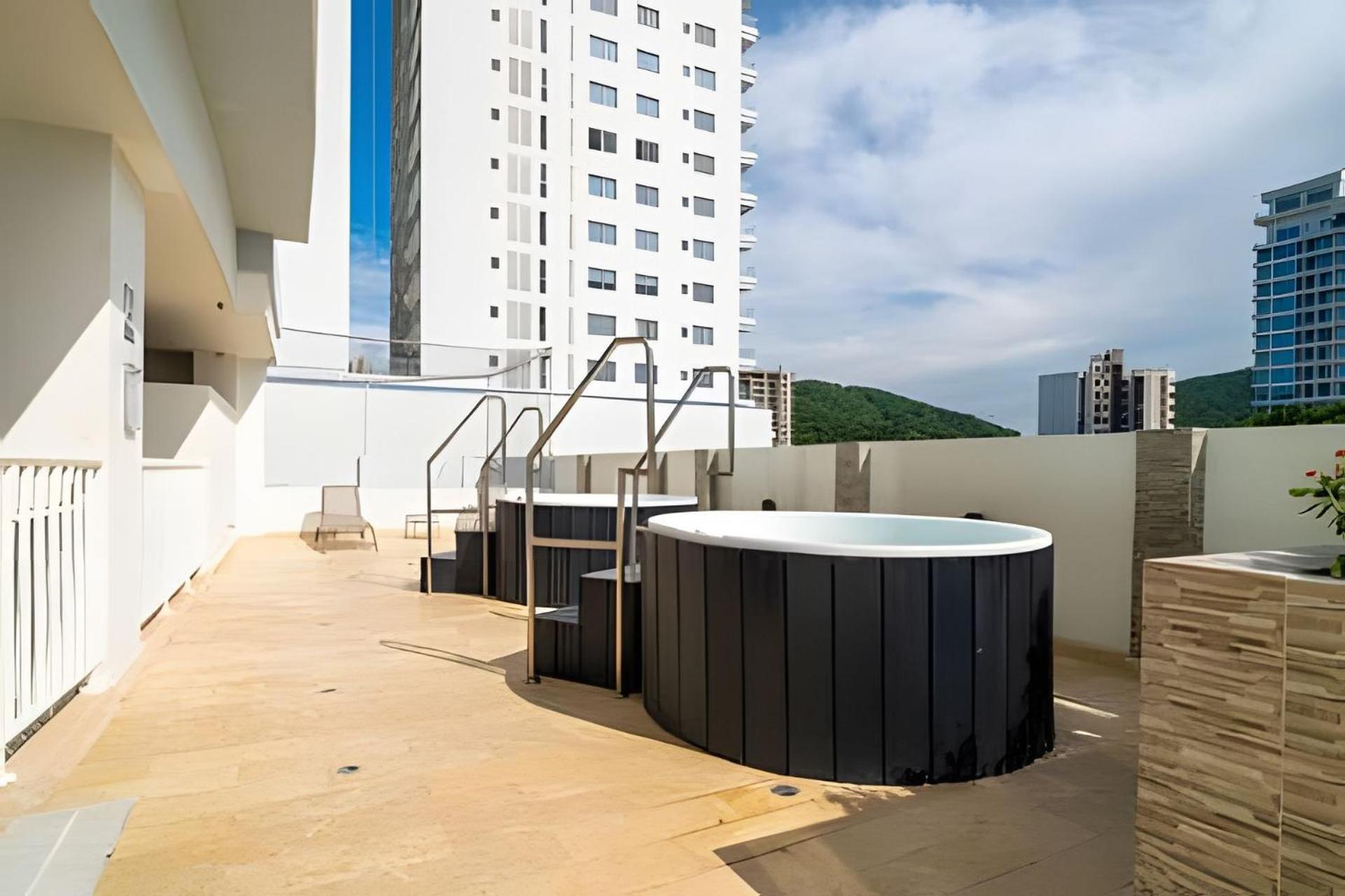1 Vista Mar. Piscina Y *